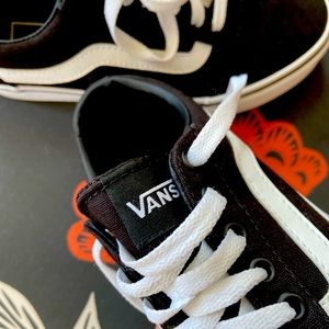 VANS Off the Wall Women’s 6.5 Black Athletic Shoes